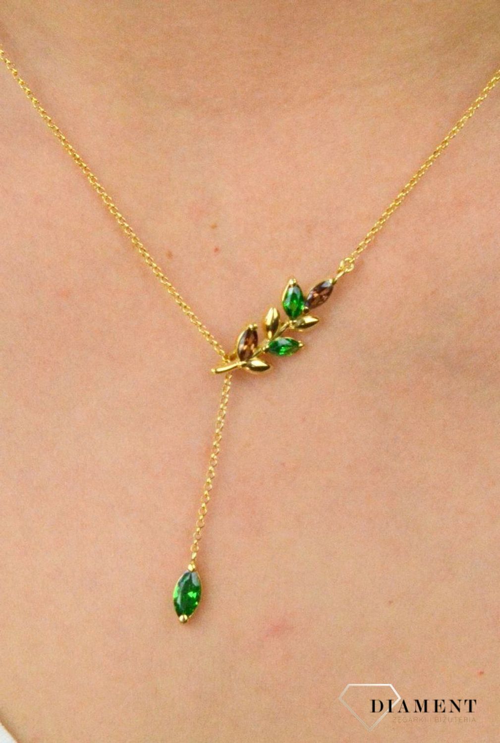 Naszyjnik srebrny pozłacany gałązka Revival DZN280 REV Z. Naszyjnik srebrny pozłacany. Naszyjnik pozłacany kółko z kolorowymi cyrkoniami. Naszyjnik idealny pomysł na prezent dla.jpg